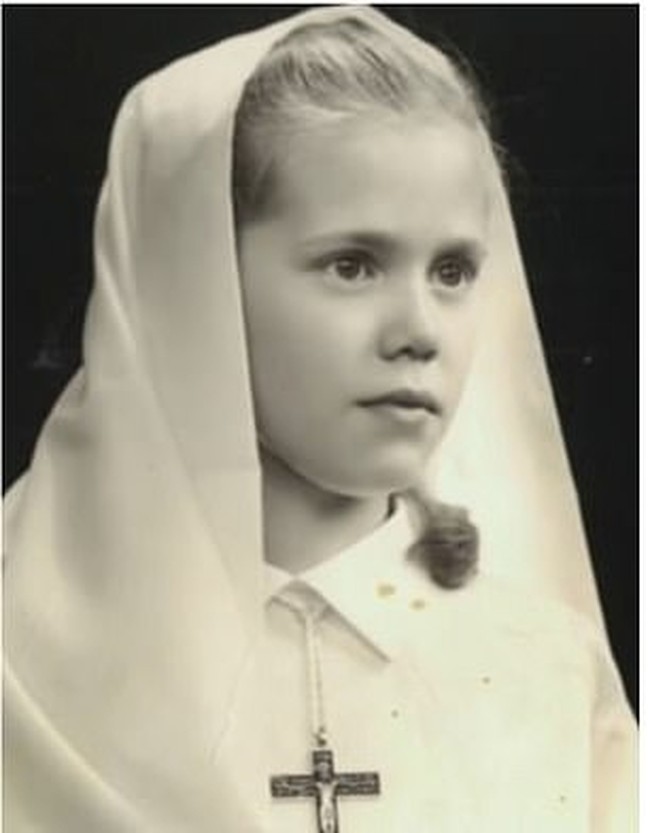 Brigitte Macron lahir sebagai wanita tulen. Inilah foto lain istri Presiden Prancis Emmanuel Macron itu saat kecil. Foto: Dok. France 3