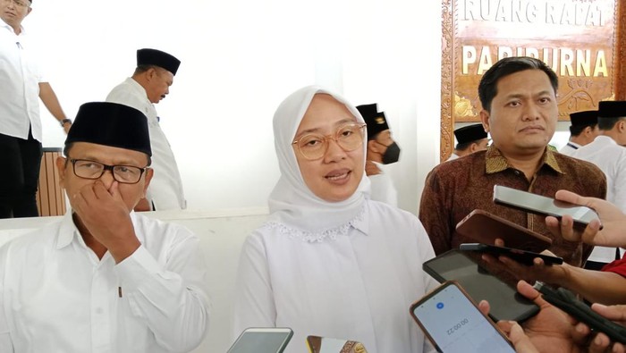 Bupati Banyuwangi Ipuk Fiestiandani didampingi Wabup Sugirah dan Wakil Ketua DPRD M Ali Mahrus, Senin (18/3).