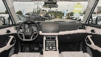 Sementara interiornya dibuat sederhana namun tetap elegan. Pabrikan memadukan nuansa hitam dan krem menjadi kesatuan yang memikat mata. Kemudian ada headunit di posisi sentral yang bisa diputar layaknya mobil-mobil BYD di Indonesia. Foto: Doc. BYD.