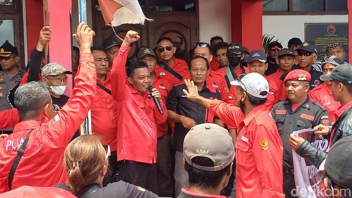 Caleg PDIP yang maju di DPRD Sukoharjo Dapil 5, Ngadiyanto, saat menggelar aksi di DPC PDIP Sukoharjo, Senin (18/3/2024).