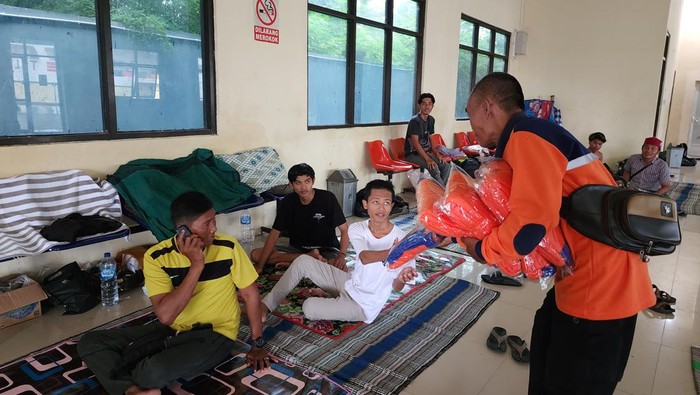 Calon penumpang kapal di Pelabuhan Kalianget yang tertahan mendapat bantuan