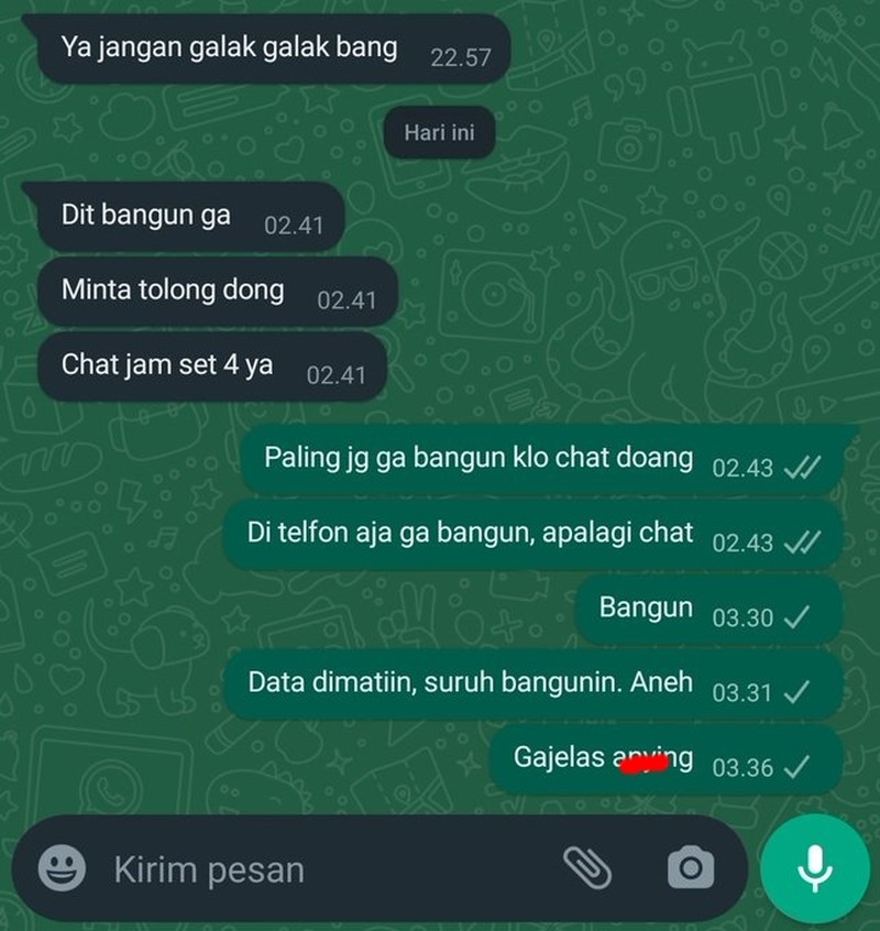 Dibangunin sahur bisa menyenangkan atau sebaliknya. Kamu tim yang suka dibangunin atau lebih pilih pasang alarm sendiri?