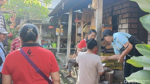 Petugas kesehatan gencar menaburkan bubuk Abate ke rumah warga untuk mencegah penularan DBD di Gianyar, Senin (18/3/2024).