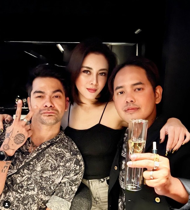 Melalui akun Instagram pribadinya Dhena juga sempat membagikan video singkat yang memperlihatkan pengalaman operasi plastiknya di Korea Selatan. Dalam video tersebut Dhena mengungkapkan prosedur apa saja yang dilakukannya. Diantaranya ada under eye fat repotition, fat graft wajah, full face minilifting, dan accusculpting lipo. Foto: Instagram/@dhenaaldhaliadevanka