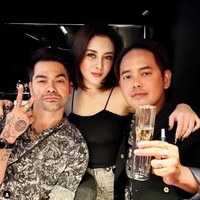 Melalui akun Instagram pribadinya Dhena juga sempat membagikan video singkat yang memperlihatkan pengalaman operasi plastiknya di Korea Selatan. Dalam video tersebut Dhena mengungkapkan prosedur apa saja yang dilakukannya. Diantaranya ada under eye fat repotition, fat graft wajah, full face minilifting, dan accusculpting lipo. Foto: Instagram/@dhenaaldhaliadevanka