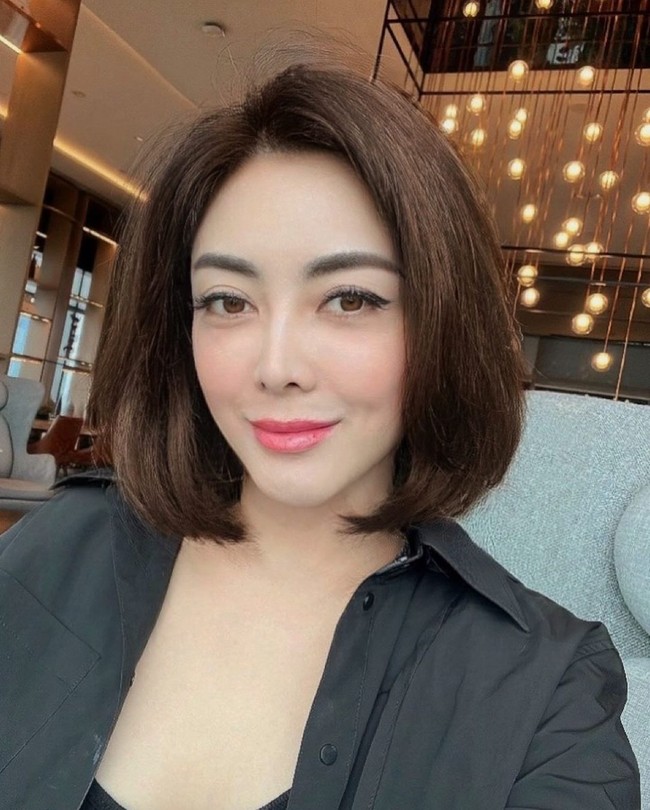 Berkat prosedur kecantikan yang dijalaninya itu, wajah Dhena kini terlihat semakin segar dan kencang. Pipinya pun jadi semakin tirus. Penampilan terbaru Dhena itu banjir pujian netizen. Foto: Instagram/@dhenaaldhaliadevanka