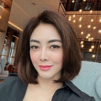 Berkat prosedur kecantikan yang dijalaninya itu, wajah Dhena kini terlihat semakin segar dan kencang. Pipinya pun jadi semakin tirus. Penampilan terbaru Dhena itu banjir pujian netizen. Foto: Instagram/@dhenaaldhaliadevanka