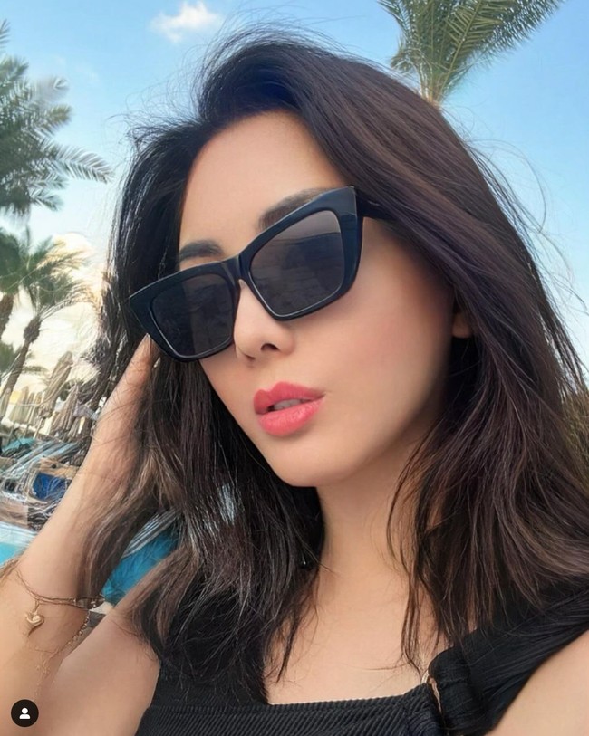 Ibu tiga orang anak itu terlihat semakin cantik dan awet muda. “Masya Allah makin cantik dan bersinar terus ya kk Dhena,” komentar salah seorang netizen. Foto: Instagram/@dhenaaldhaliadevanka