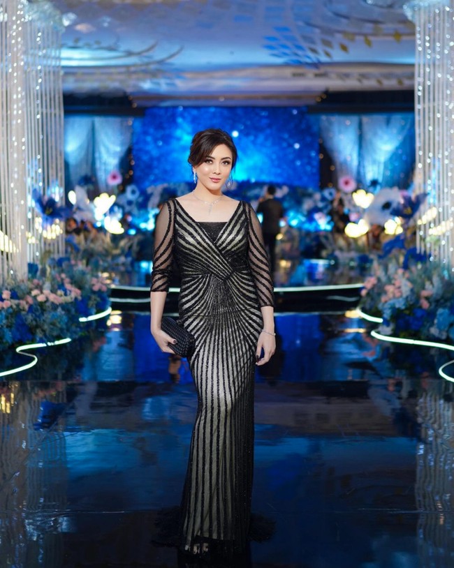 Tak hanya wajahnya yang semakin cantik, tubuhnya yang semakin langsing juga tak kalah mencuri atensi. Lihat saja gayanya dalam foto yang satu ini, mengenakan dress bodycon warna gelap, Dhena tampil mempesona. Foto: Instagram/@dhenaaldhaliadevanka