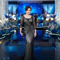 Tak hanya wajahnya yang semakin cantik, tubuhnya yang semakin langsing juga tak kalah mencuri atensi. Lihat saja gayanya dalam foto yang satu ini, mengenakan dress bodycon warna gelap, Dhena tampil mempesona. Foto: Instagram/@dhenaaldhaliadevanka