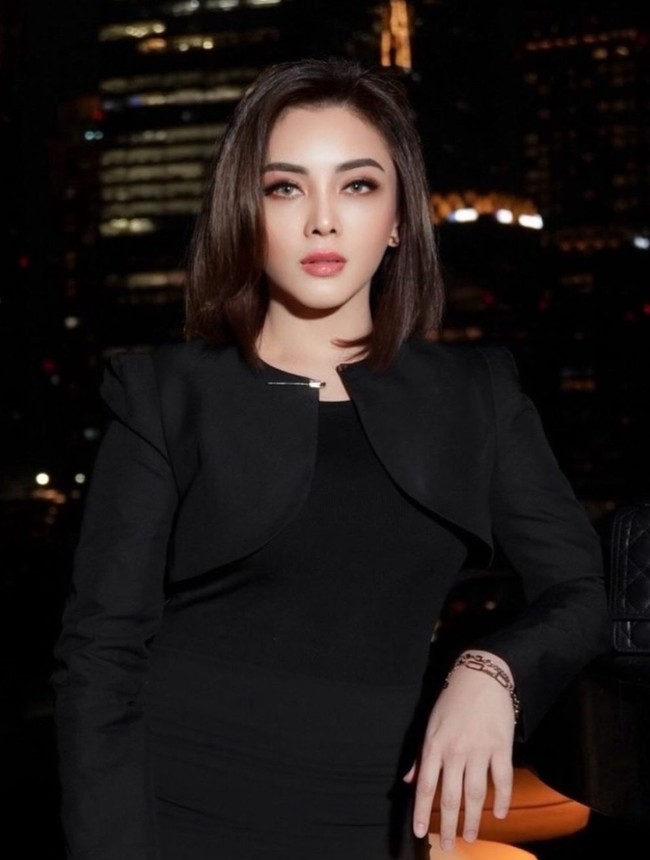 Di keterangan unggahan terbarunya Dhena mengatakan bahwa perubahan pada dirinya itu merupakan bentuk SELFLOVE. Dhena mengaku tak ingin disangkut-pautkan lagi dengan masa lalunya. “What i do to myself, my diet journey, my face treatment, my surgery, and also my way mix and match clothes or ootd is truly because i love myself and do it for me not for pleasing anybody else it called SELFLOVE. So tidak ada sama sekali hubungannya dengan my past relationship come on media and everyone jangan sangkut pautkan lagi dengan masa lalu ku itu, i’m happy and already move on (benci banget dengan kata “wah blum move on ya wkwkwk geli banget”) hello klo blum move on tuh gak gini donk, i’ve decided to apply my divorcement so i’m the one whose move on from that toxic relationship,” tulis Dhena. Foto: Instagram/@dhenaaldhaliadevanka