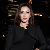 Di keterangan unggahan terbarunya Dhena mengatakan bahwa perubahan pada dirinya itu merupakan bentuk SELFLOVE. Dhena mengaku tak ingin disangkut-pautkan lagi dengan masa lalunya. “What i do to myself, my diet journey, my face treatment, my surgery, and also my way mix and match clothes or ootd is truly because i love myself and do it for me not for pleasing anybody else it called SELFLOVE. So tidak ada sama sekali hubungannya dengan my past relationship come on media and everyone jangan sangkut pautkan lagi dengan masa lalu ku itu, i’m happy and already move on (benci banget dengan kata “wah blum move on ya wkwkwk geli banget”) hello klo blum move on tuh gak gini donk, i’ve decided to apply my divorcement so i’m the one whose move on from that toxic relationship,” tulis Dhena. Foto: Instagram/@dhenaaldhaliadevanka