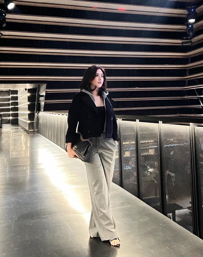 Jadi semakin cantik dan awet muda membuat Dhena makin percaya diri. Beberapa netizen mengatakan jika Dhena semakin tua justru semakin cantik. Foto: Instagram/@dhenaaldhaliadevanka