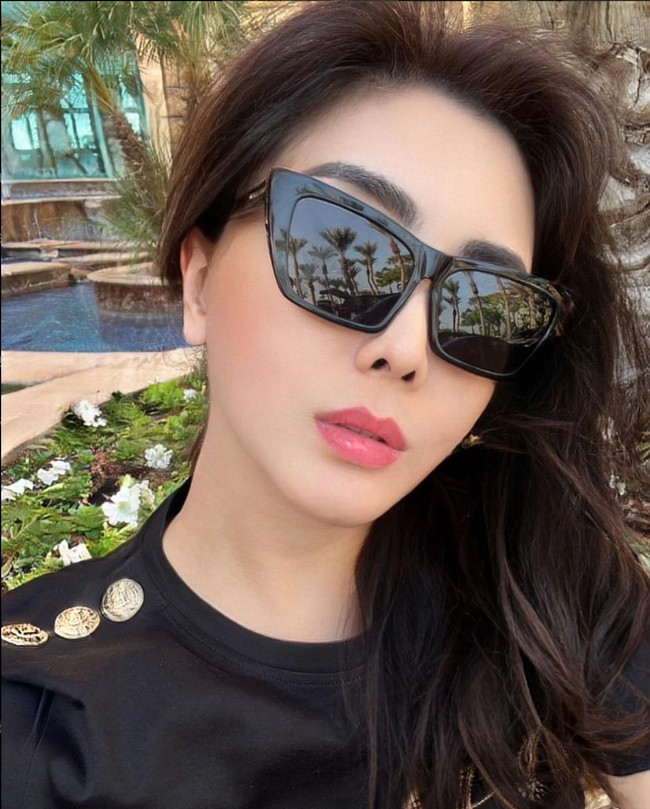 Penampilan mantan istri Jonathan Frizzy, Dhena Devanka, kini terlihat semakin cantik dan tirus. Beberapa waktu sebelumnya Dhena diketahui telah menjalani prosedur operasi plastik untuk memperindah bentuk wajahnya. Foto: Instagram/@dhenaaldhaliadevanka