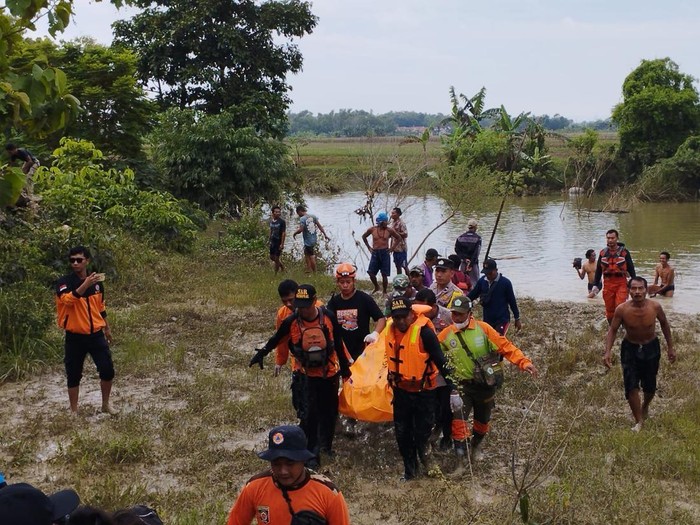Dua santriwati asal Purwodadi, Kabupaten Grobogan, ditemukan meninggal, Senin (18/3/2024). Keduanya hilang terseret banjir sejak Sabtu (16/3/2024).