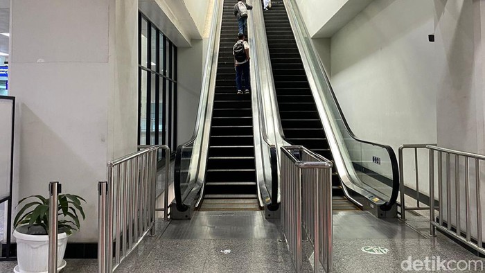 Eskalator dan lift di peron 11 dan 12 Stasiun Manggarai sudah kembali berfungsi. (Tina/detikcom)