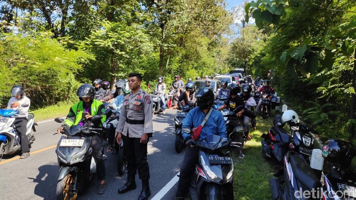 Evakuasi dua mobil yang terlibat adu banteng di Jalan Jogja-Wonosari, Gunungkidul, Senin (18/3/2023).