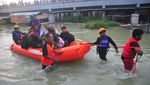 Melihat Proses Evakuasi Korban Banjir di Demak