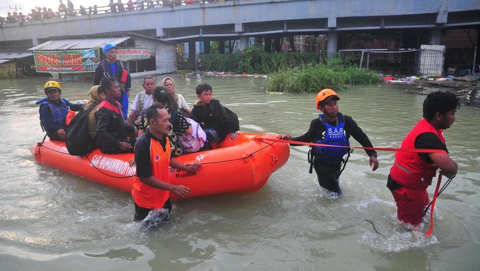 Evakuasi korban banjir di Demak Relawan gabungan mengevakuasi warga korban banjir dengan perahu karet di Karanganyar, Demak, Jawa Tengah, Minggu (17/3/2024). Kecamatan Karanganyar menjadi kawasan paling parah dari 11 kecamatan di Kabupaten Demak yang terdampak bencana banjir dengan ketinggian air hingga 3 meter, sementara relawan gabungan terus mengevakuasi warga yang terjebak banjir ke tempat yang lebih aman. ANTARA FOTO/Yusuf Nugroho/nym.