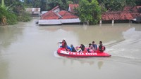 Relawan gabungan mengevakuasi warga korban banjir dengan perahu karet di Karanganyar, Demak, Jawa Tengah, Minggu (17/3/2024).