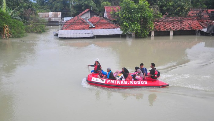 Evakuasi korban banjir di Demak Relawan gabungan mengevakuasi warga korban banjir dengan perahu karet di Karanganyar, Demak, Jawa Tengah, Minggu (17/3/2024). Kecamatan Karanganyar menjadi kawasan paling parah dari 11 kecamatan di Kabupaten Demak yang terdampak bencana banjir dengan ketinggian air hingga 3 meter, sementara relawan gabungan terus mengevakuasi warga yang terjebak banjir ke tempat yang lebih aman. ANTARA FOTO/Yusuf Nugroho/nym.