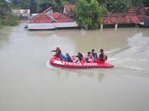 Melihat Proses Evakuasi Korban Banjir di Demak