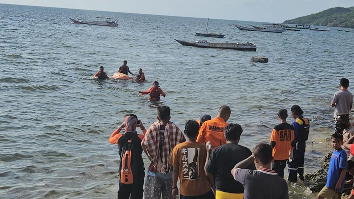 Evakuasi korban KM Yuiee Jaya II di bibir Pantai Kayuadi, Kepulauan Selayar. Dokumen Basarnas Makassar