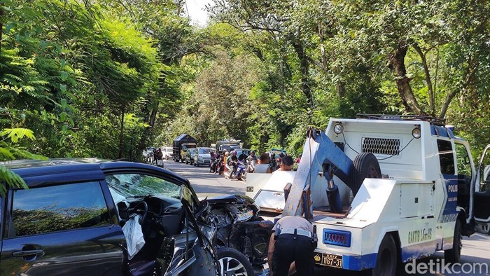 Evakuasi mobil tabrakan di Hutan Bunder, Playen, Gunungkidul, Senin (18/3/2024).
