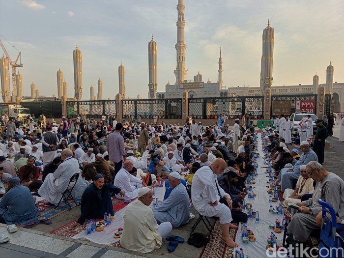 Foto-foto Buka Puasa di Madinah