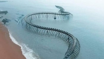Patung Kerangka Ular Laut Aluminium 150 Meter Di Saint Brevin Dekat Nantes, Prancis Foto: Demilked