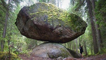 Kummakivi Adalah Batuan Seberat 500 Ton Di Finlandia Yang Telah Menyeimbangkan Di Atas Batuan Lain Selama 11,000 Tahun Foto: Demilked