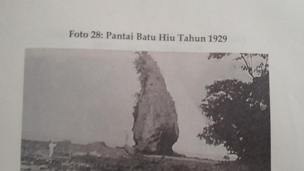 Foto Repro Pantai Batuhiu dari Buku Pangandaran dari Masa ke Masa karya Prof. Drm Nina Herlina Lubis