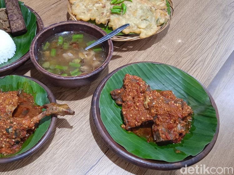Nyamm! Pedas Nikmat Ayam Goreng hingga Iga Mercon di Senopati