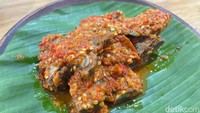 Oh ya, ada juga iga mercon yang paling laku dipesan. Potongan iganya yang berukuran sedang dimasak dengan empuk hingga begitu mudah dilepaskan dari tulangnya. Foto: detikcom