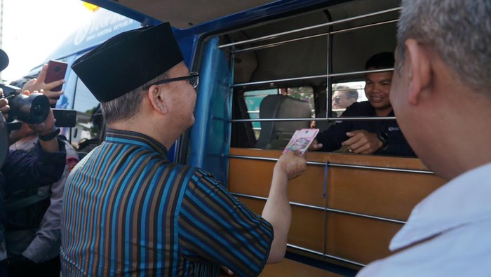 Gubernur Bengkulu, Rohidin Mersyah menukar uang pecahan rupiah di gerai Bank Indonesia.