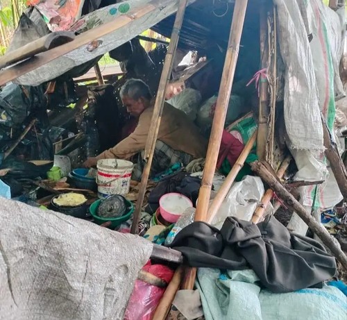 Gubuk tempat tinggal pasutri renta di Desa Nggembe, Kecamatan Bolo, Kabupaten Bima, NTB, Senin (18/3/2024). (istimewa)