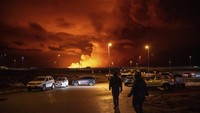 Saat letusan pada Sabtu malam terjadi, beberapa warga yang kembali ke rumahnya kembali dievakuasi. (AP Photo/Marco di Marco)