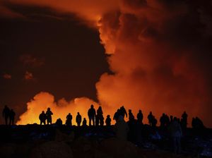 Gunung Berapi di Islandia Meletus, Wisatawan Asyik Nonton meski Berbahaya
