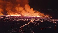 Gunung berapi di Islandia meletus untuk keempat kalinya dalam tiga bulan terakhir, mengirimkan semburan lahar berwarna oranye ke langit malam. (Iceland Civil Defense via AP)