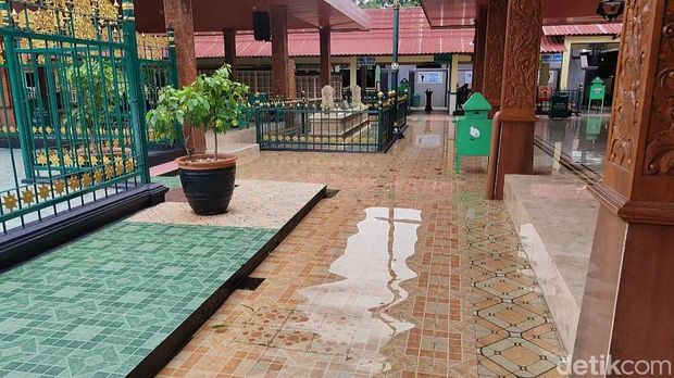 Halaman Masjid Agung Demak terendam banjir, Senin (18/3/2024).