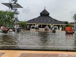 Halaman Masjid Agung Demak Terendam Banjir