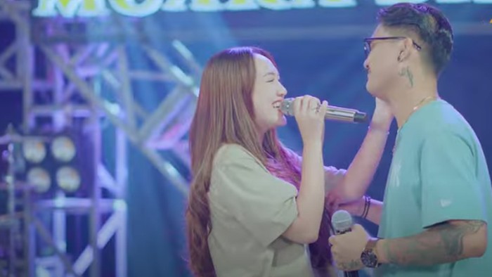 Video musik Happy Asmara feat Gilga Sahid berada di posisi teratas dalam trending YouTube Music. Lagu yang mereka bawakan yaitu Manot.