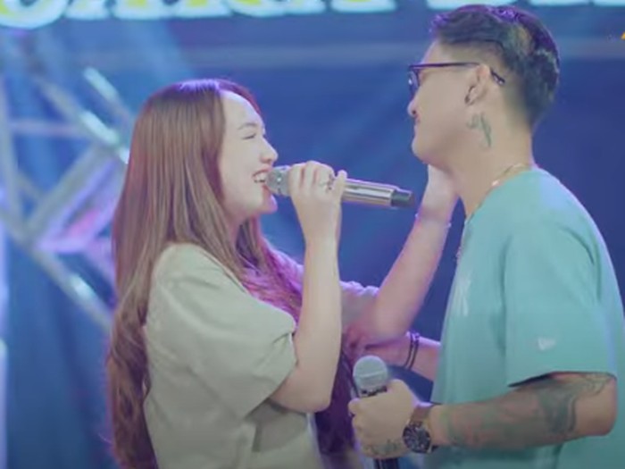 Video musik Happy Asmara feat Gilga Sahid berada di posisi teratas dalam trending YouTube Music. Lagu yang mereka bawakan yaitu Manot.