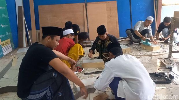 Hasil kerajinan santri di Pondok Pesantren Miftahul Huda Al-Burhani Purwakarta.