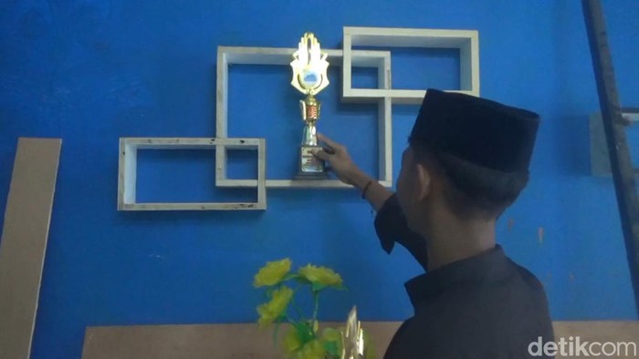 Hasil kerajinan santri di Pondok Pesantren Miftahul Huda Al-Burhani Purwakarta.