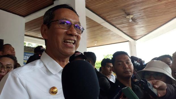 Heru Budi Tinjau Sembako Murah di Kamal Muara