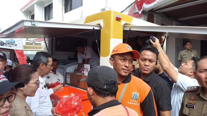 Heru Budi Tinjau Sembako Murah di Kamal Muara