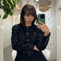 Meskipun sudah putus, Hyeri masih memakai casing couple tersebut saat menghadiri pernikahan Sojin Girl’s Day. Casing berwarna hijau-hitam itu bertuliskan inisial HR (Hyeri), sedangkan Ryu Jun Yeol memakai casing bertuliskan inisial JY. Foto: dok. Instagram @hyeri_0609