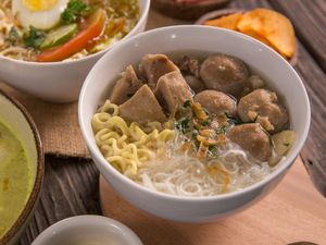 Video: Melihat Pembuatan Bakso Sabar Legendaris di Pelabuhanratu