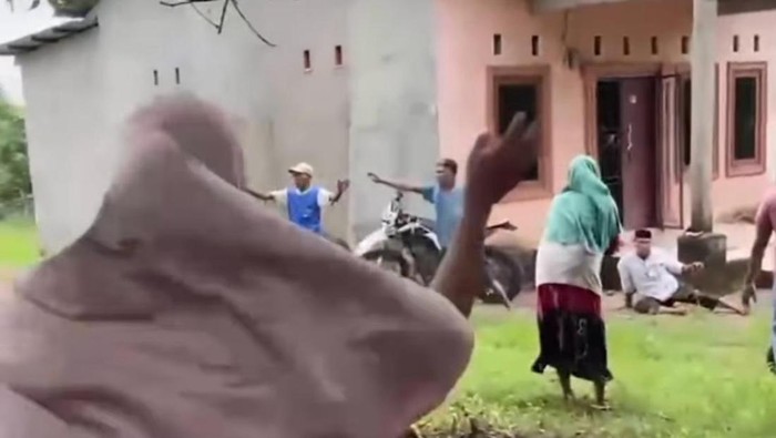 Imam desa di Takalar diamuk massa lantaran dituduh kerap mengganggu istri orang. Dokumen Istimewa